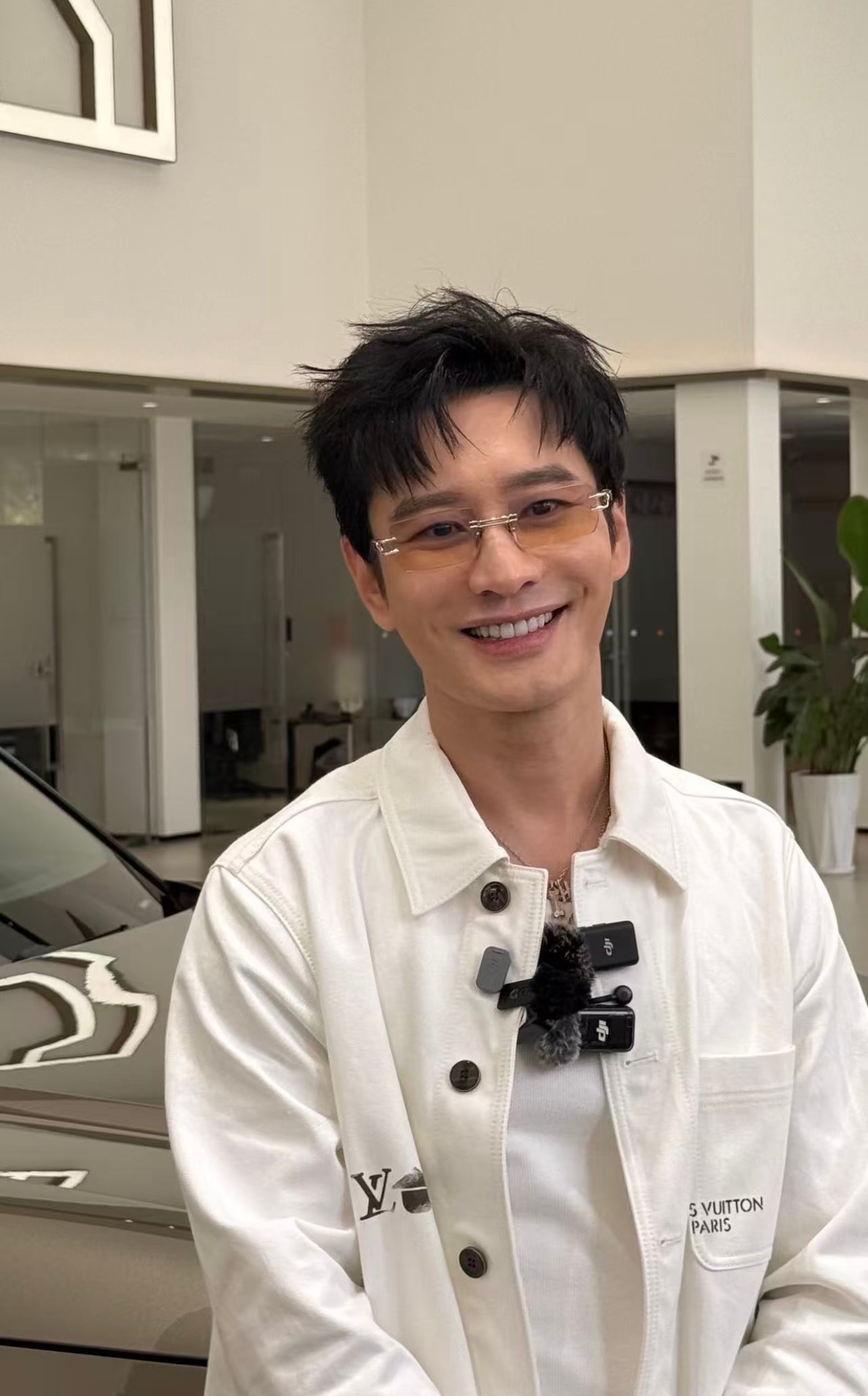 黄晓明极氪店内被“青岛大姨”包围，假发片分层明显但人还是很nice很接地气 