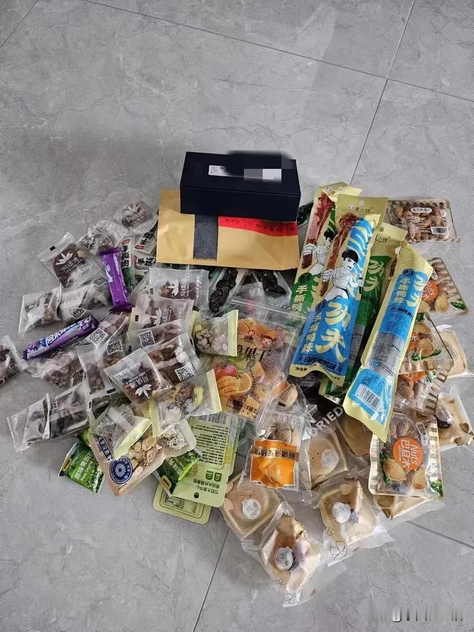 原来连连打喷嚏真的是有人惦记。上午我在洗手间洗头发，听见手机滴滴来了几个信息，我