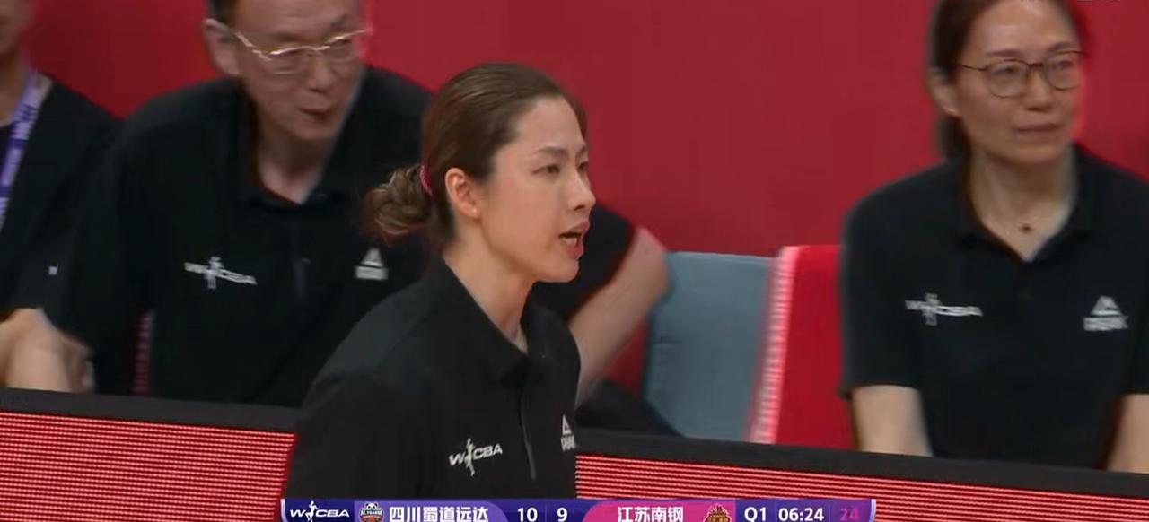 美女主教练陈晓佳罕见发怒，队员关键球打铁，错失赢机。
在2025 - 2026 