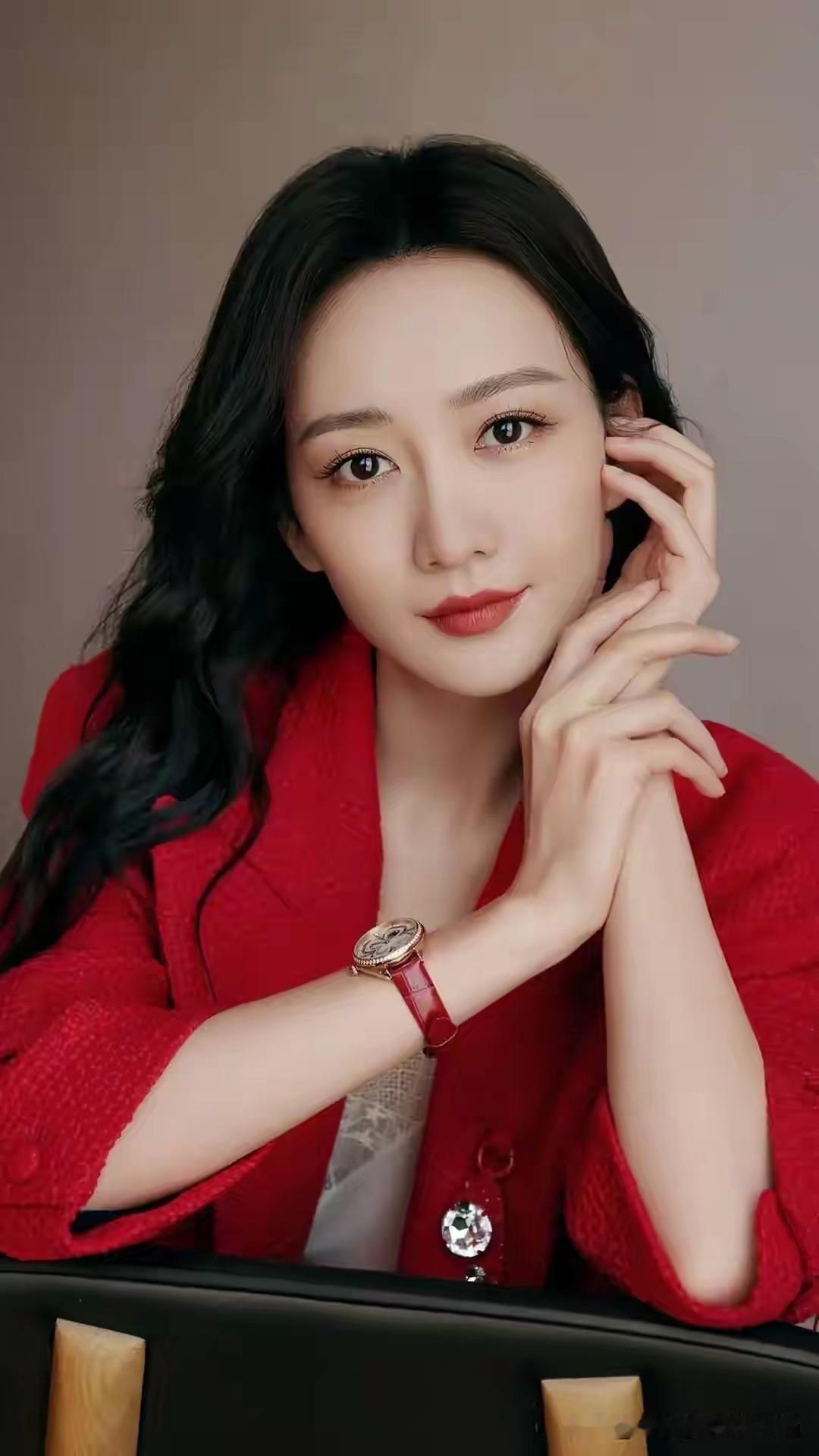 气质优雅，性感妩媚的王鸥