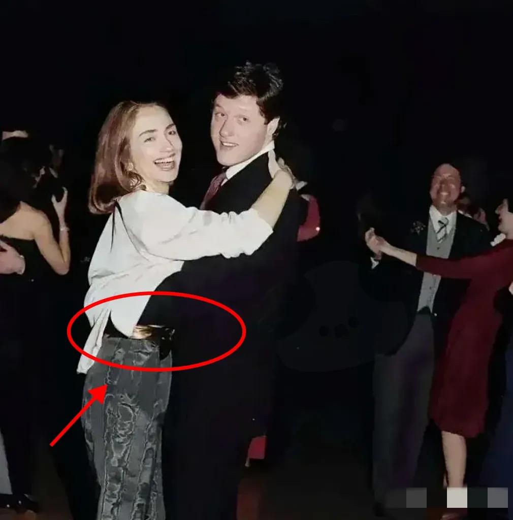 说起克林顿和希拉里的往事，
那可真是一波三折，
风流韵事不断啊。
想当年，克林顿