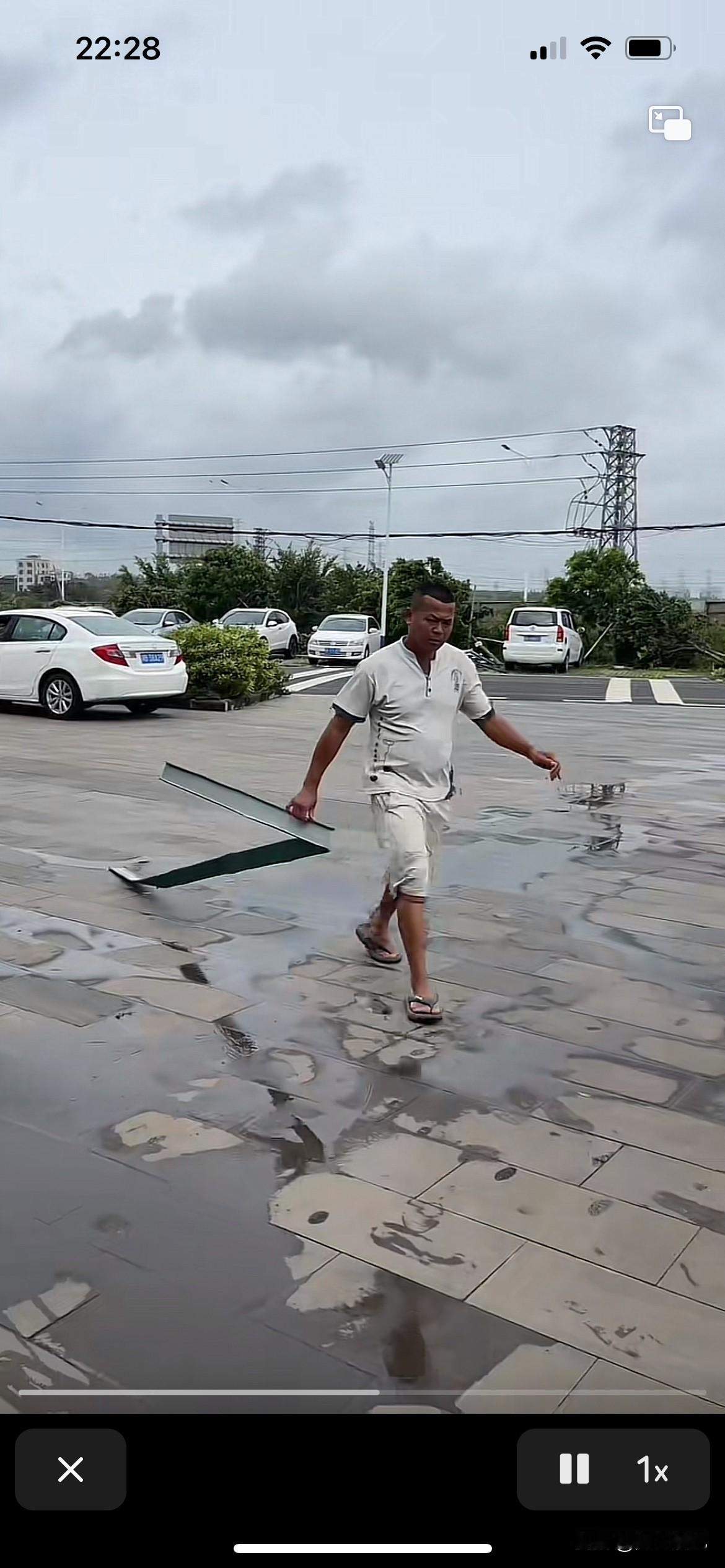全红婵爸爸这次台风断了他的钱财路，把他的超市门口招牌都吹掉，他气冲冲的赶到超市，