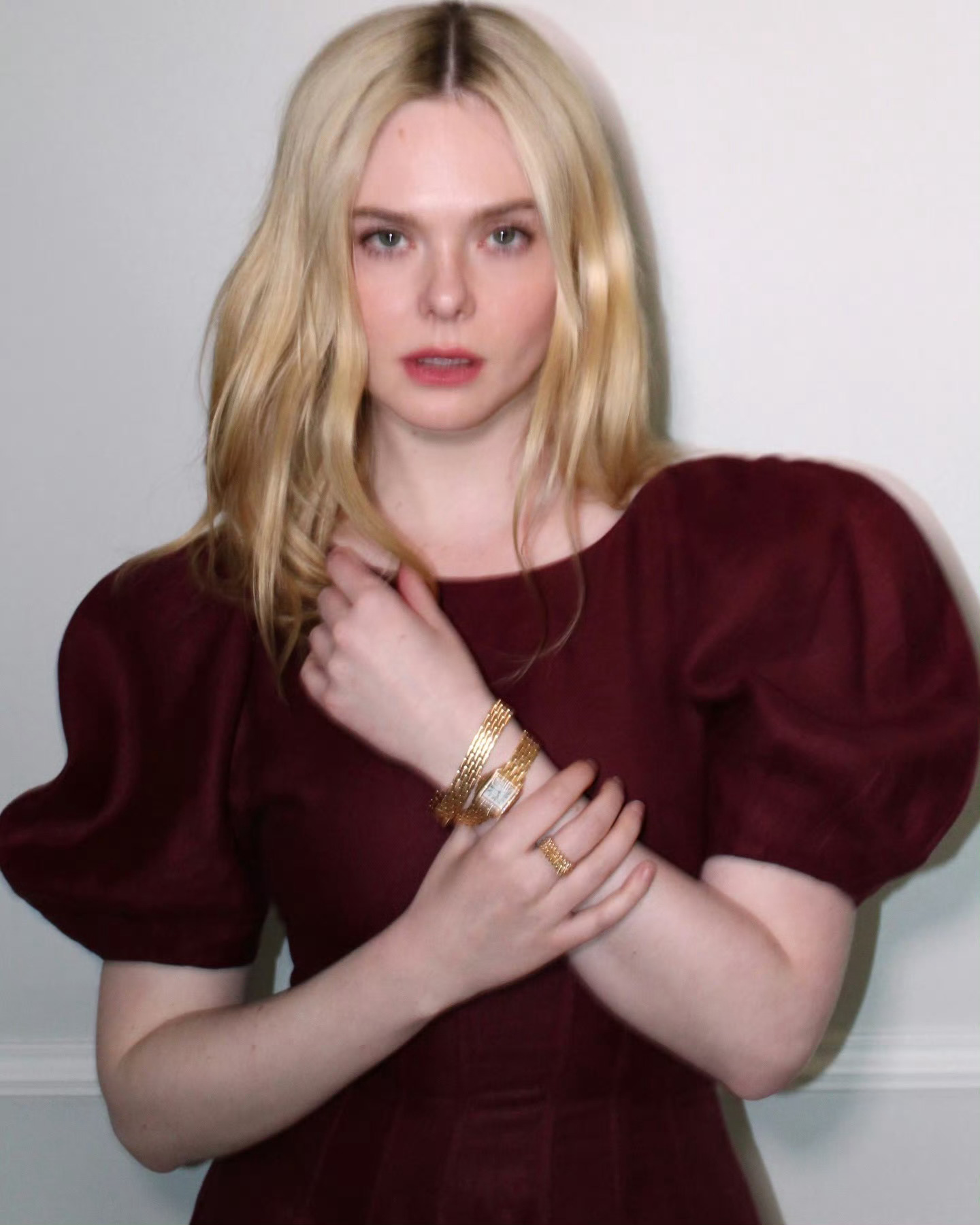 Elle Fanning新造型，酒红色长裙搭配Cartier腕表及戒指❤️🔥?