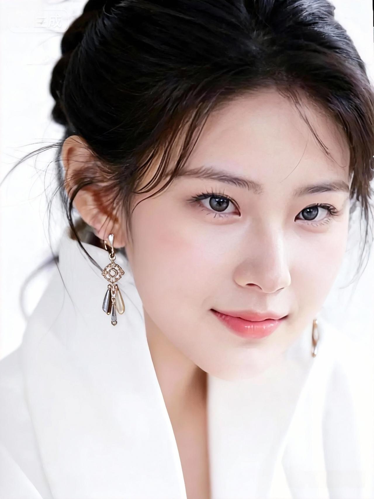 温柔甜美的白衣少女，微笑如春风