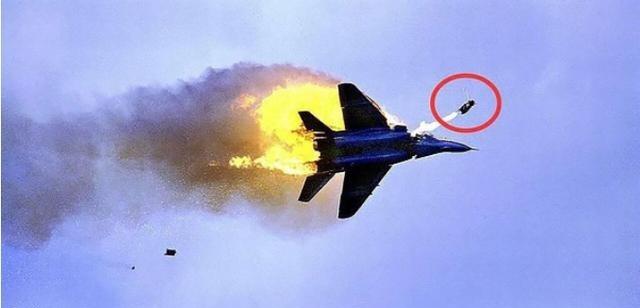 惊天警示！俄乌战场传来血的教训，我们最先进的歼20，绝不能再抱着火箭弹不放了，打