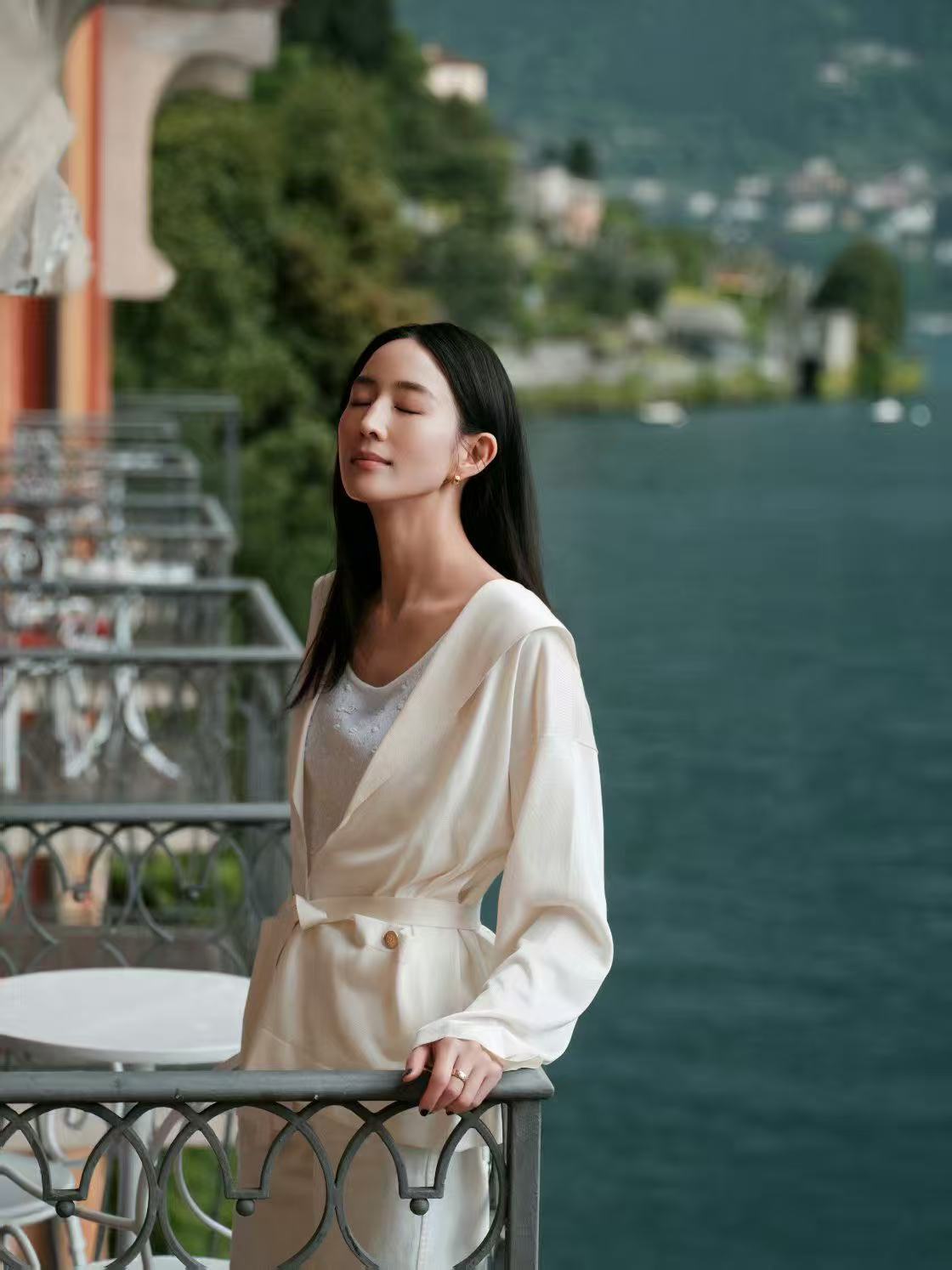 和张钧甯一起追日落的余晖，迎着晚霞定格浪漫。看了张钧甯香奈儿大秀的妆造图简直一眼