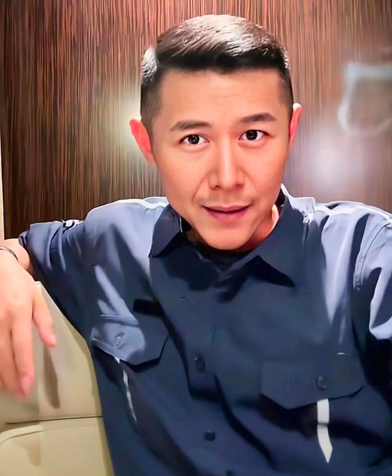大冰一本正经地解说呼噜声。冰哥，你忘了你牙刚掉吗？这心理素质，真的绝！大冰直播假