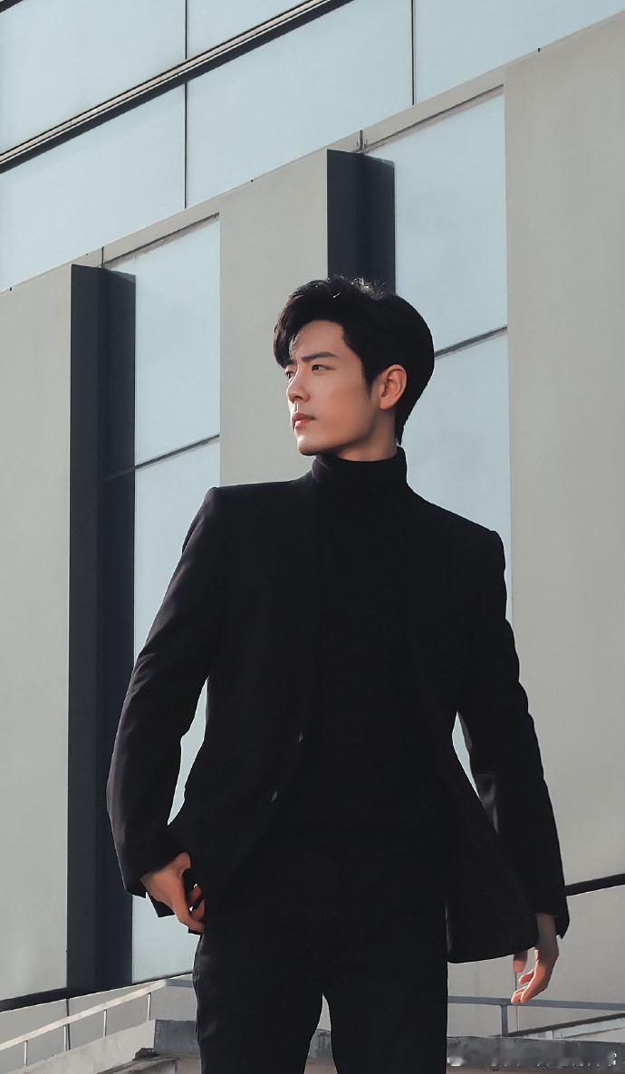#肖战全黑套装# 肖战穿全黑套装太帅了！他的气质搭配什么衣服都是绝配，不管在哪里