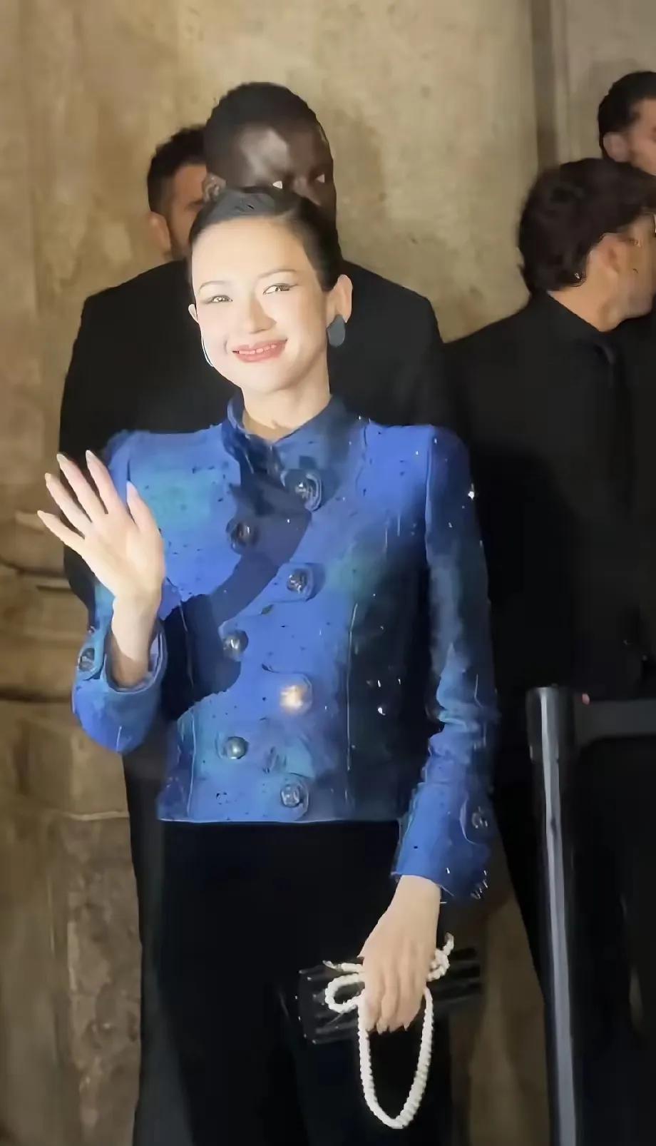 章子怡米兰时装周造型引争议
 
46岁章子怡亮相米兰时装周，穿阿玛尼套装，却被网