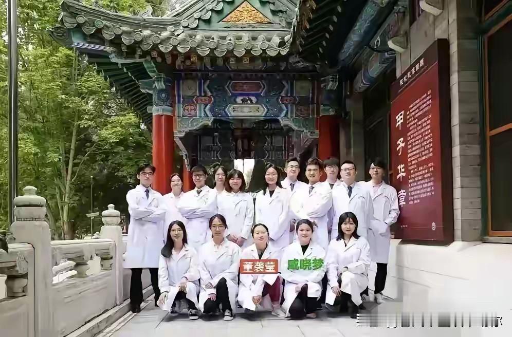 不懂就问，

董小姐4+4项目班里一共16人，

男同学7人，人数不算少，且个个