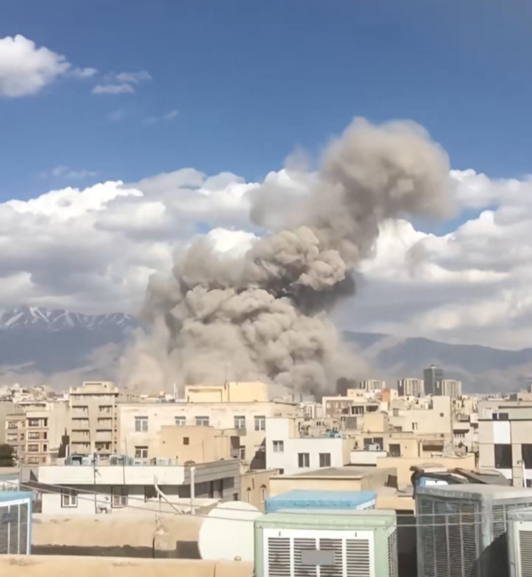 从新闻画面看到，德黑兰泛起的硝烟规模惊人，现代武器再次展现出它残酷的一面！

由