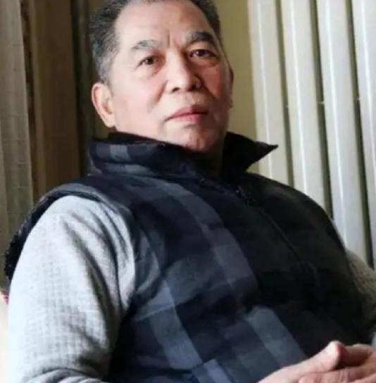 梁晓声说：“父亲先离开，和母亲先离开是不一样的。”父亲走了，只是没有了顶梁柱；可