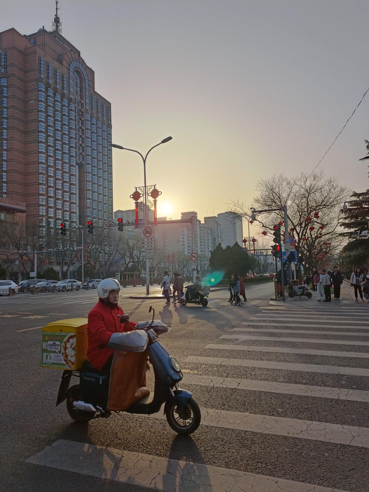 晒图笔记大赛北京大街，大年初四，街上行人并不多