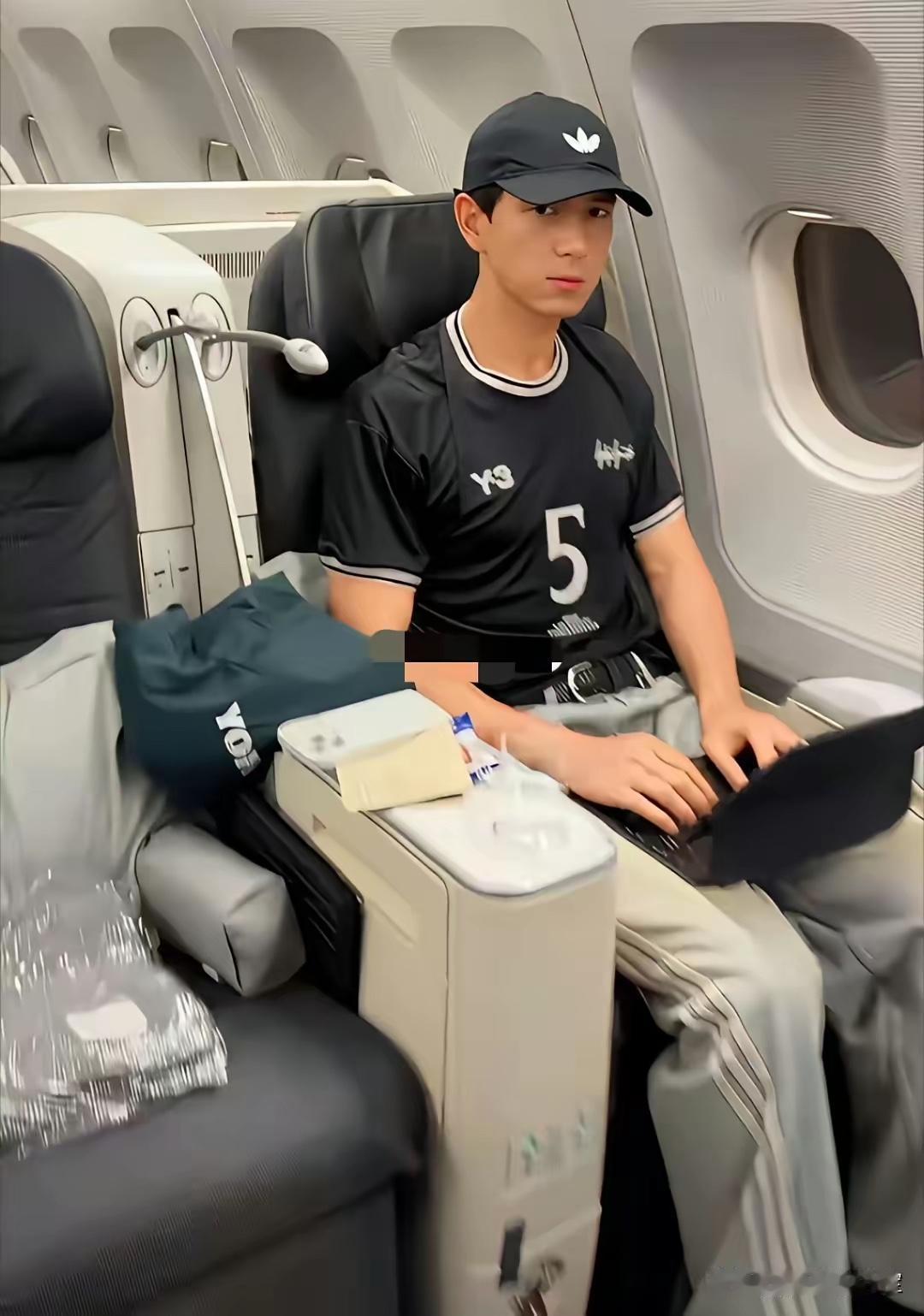 李现用的手机是什么牌子的，白色的
