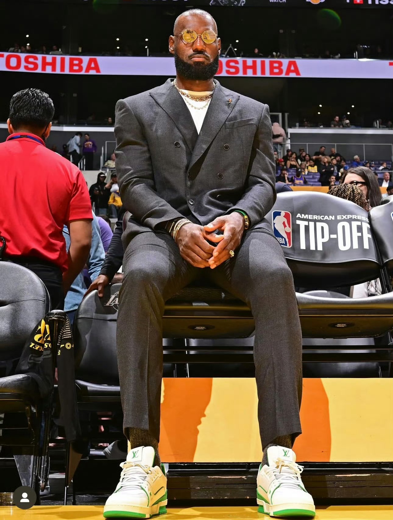 nba詹姆斯 昨日老头穿搭[照相机]让我想起了某二胡演奏家[doge] ​​​