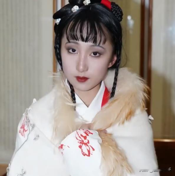 这也太像了吧？17岁女孩外撞脸陈晓旭走红，特别是化妆的时候，简直跟“林黛玉”没啥