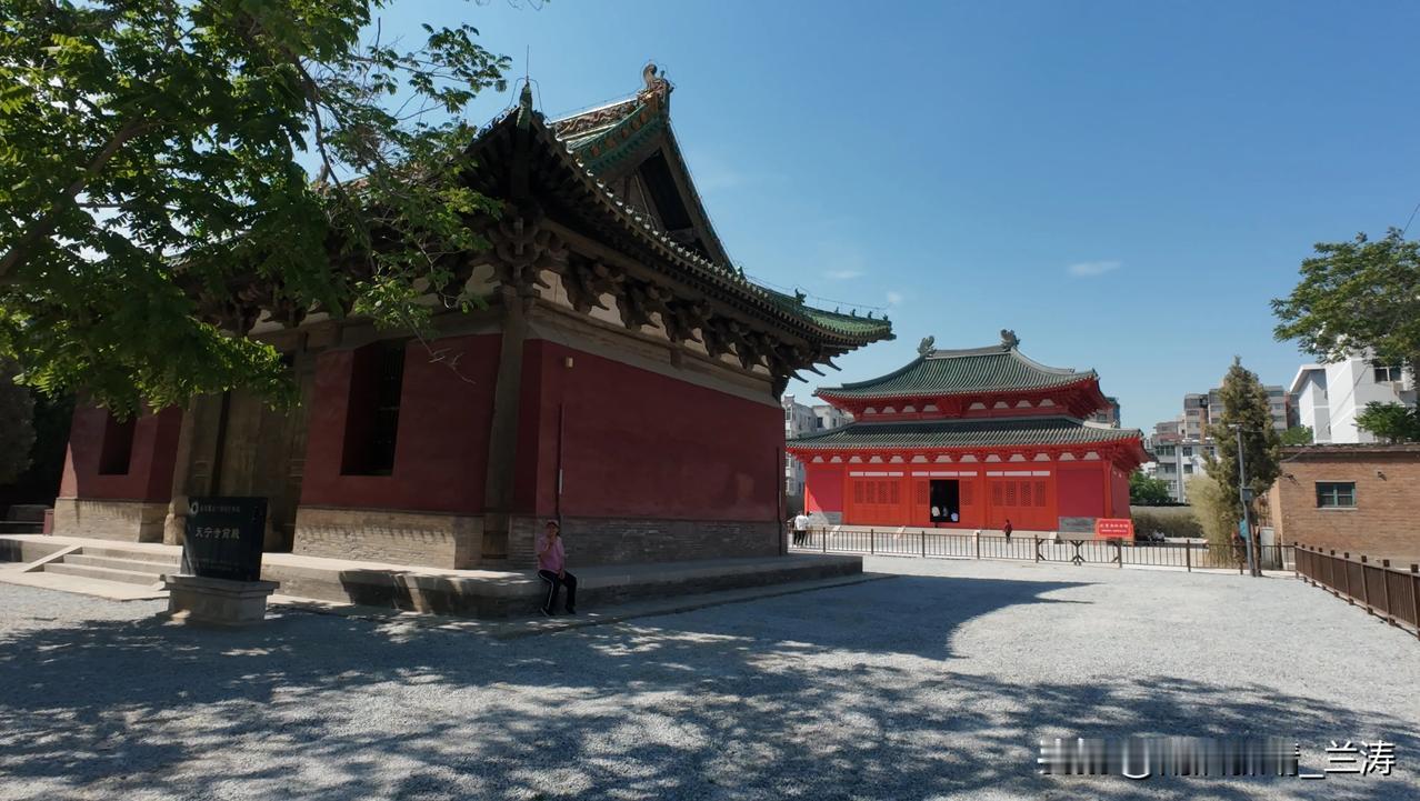 天宁寺文化园开园，那里的建筑超有看头，像修缮后的天宁寺前殿，青石古楼和碧瓦朱檐相