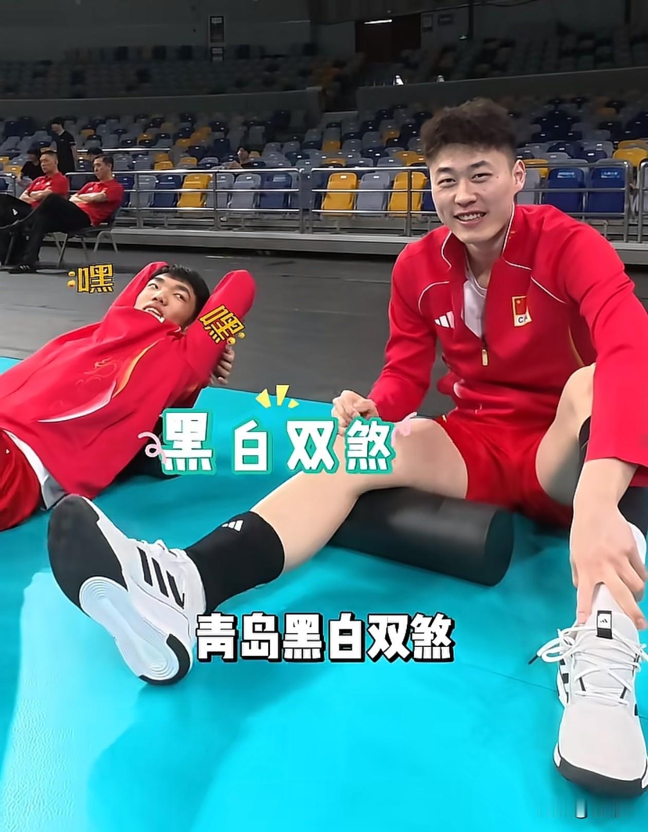 中国男排里的青岛人

昨天中国男排和韩国男排热身赛第三场，副攻张哲嘉晒出幕后花絮