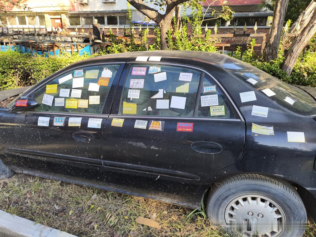 小区里的二手车
 
这二手车停在巷口，像蹲在墙根晒太阳的老狗，满身是时光啃咬的痕