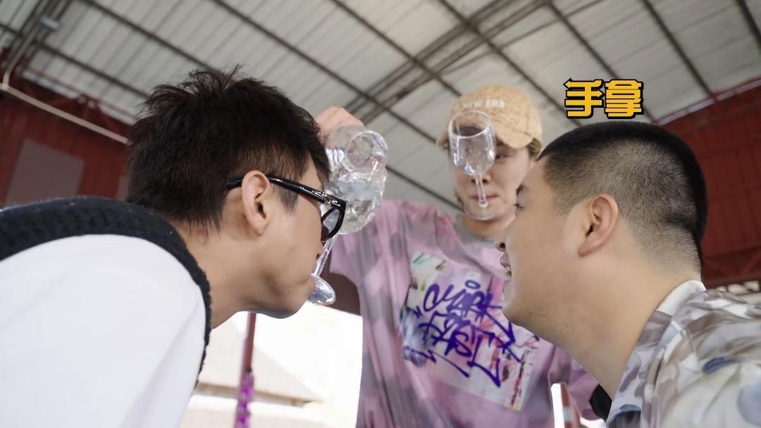 鹿晗五哈独家花絮鹿晗给马頔洗脸 游戏中画风忽然失控。别人组队传水，鹿晗端着水就朝