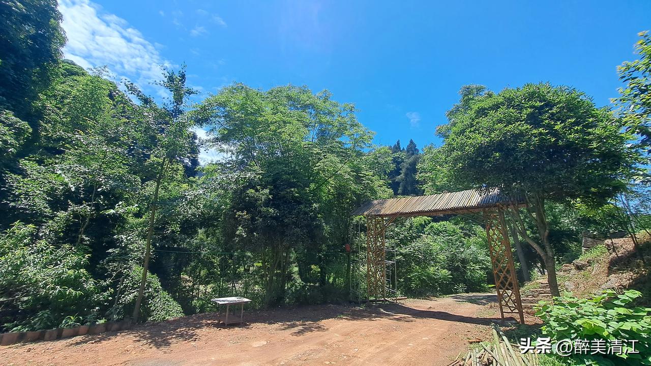 天晴了！竹门楼其实做好好几天了，就等最后一遍碳化和刷漆🌞

下了好几天的雨，清