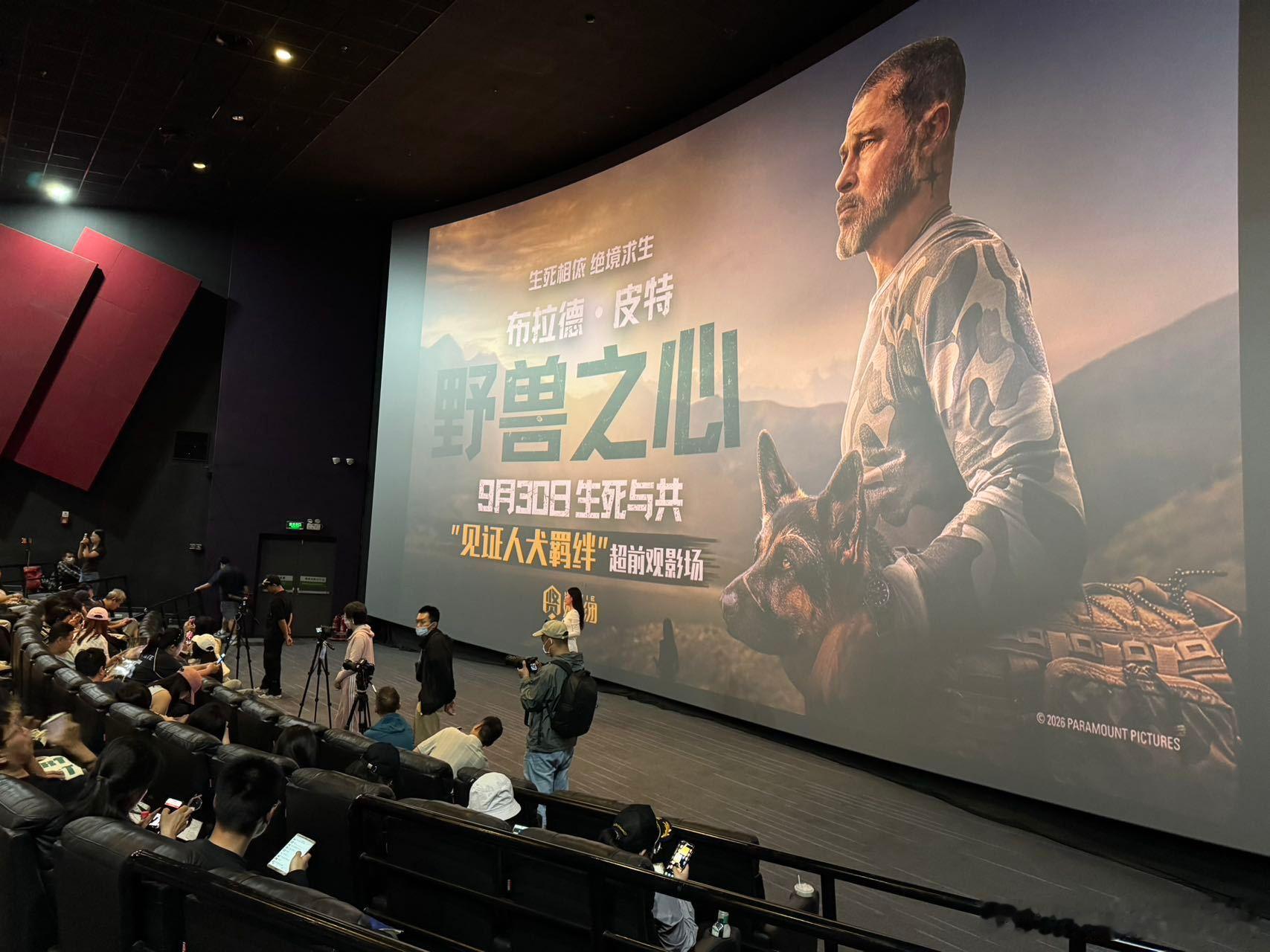 期待了好久终于看完电影《野兽之心》了！与其说是荒野求生片，不如讲是一人一狗的互相
