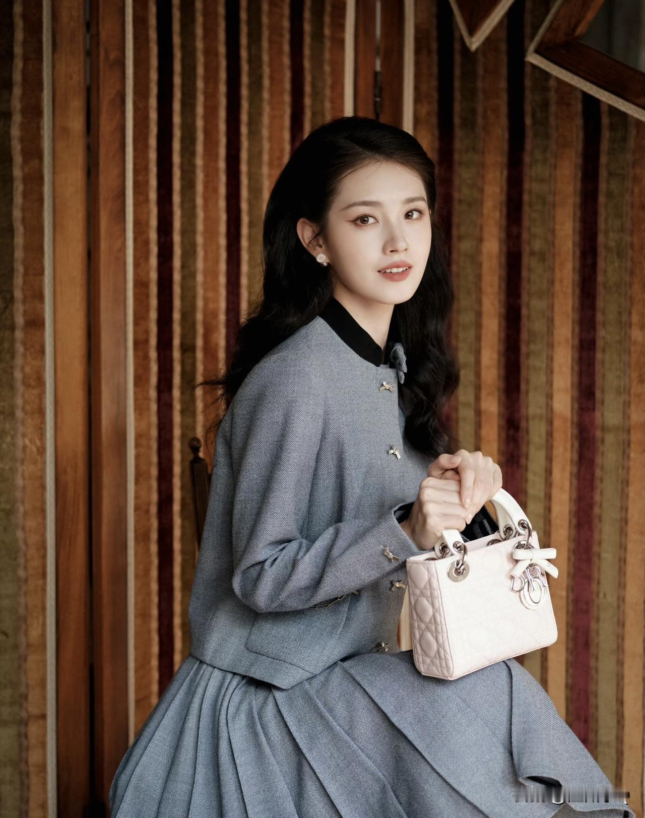 郭宇欣的颜值太可了，和周也第二次撞衫，她赢得轻轻松松，我甚至都觉得她比周也更有辨