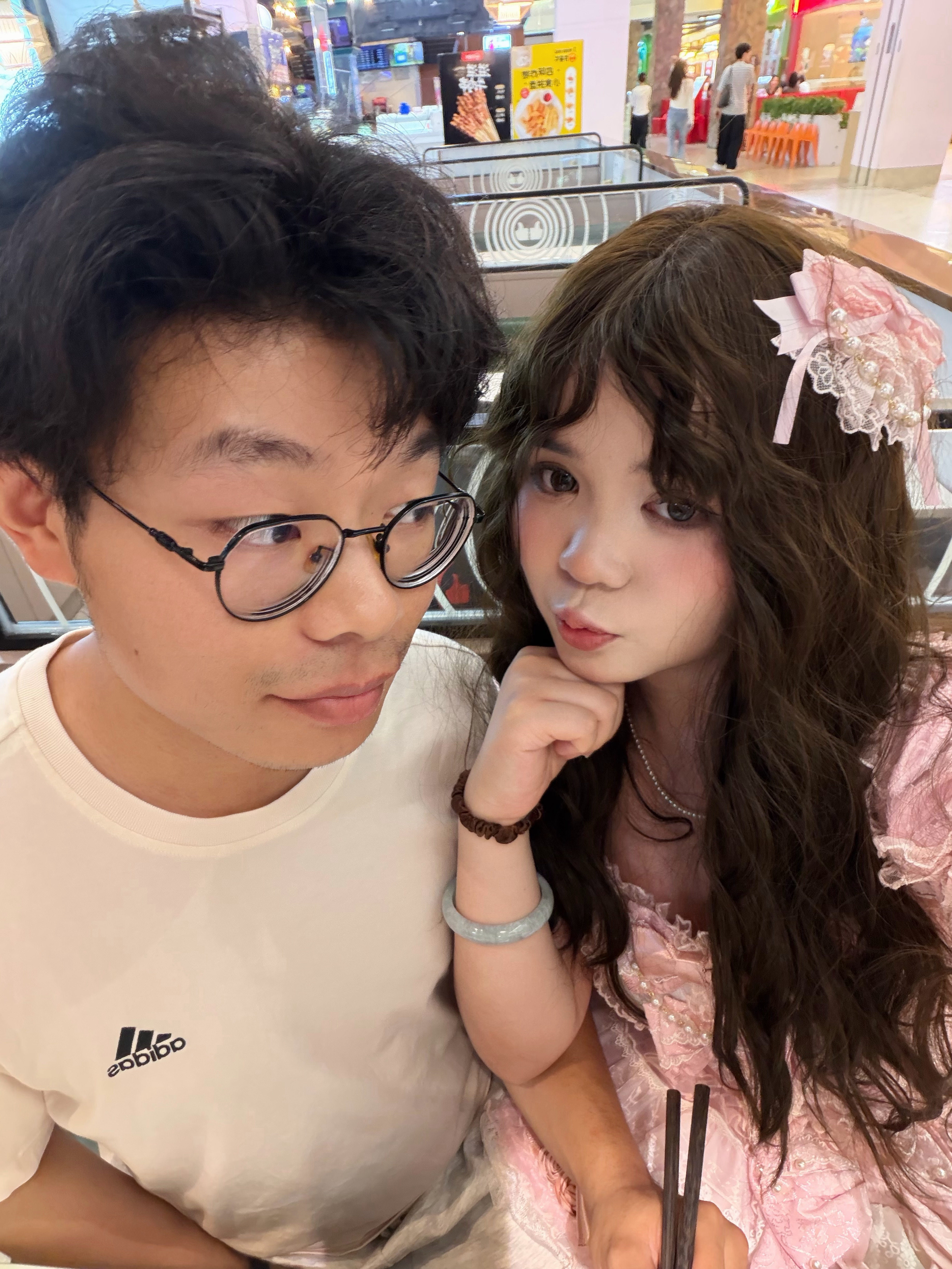 鬼鬼祟祟的男朋友。 