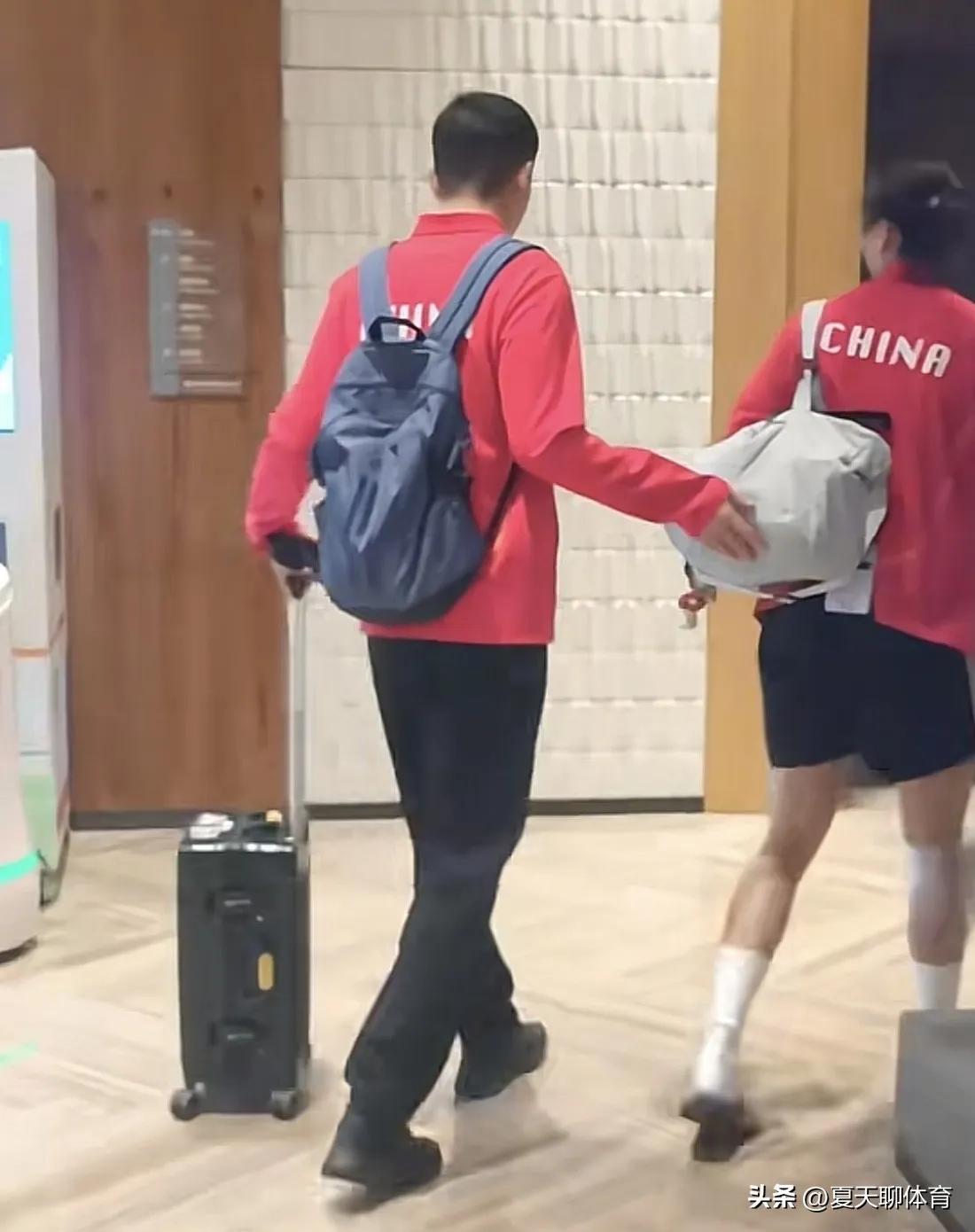 泪流满面😭😭😭龚翔宇icon昨晚上打完泰国女排，回宾馆时，走路都是一瘸一拐