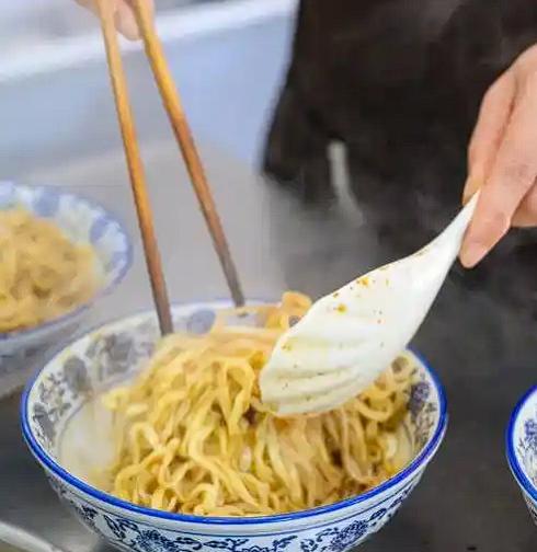 山东的李师傅是一位货车司机，某天他从山东送货到东北，途中李师傅又冷又饿，忍不住敲