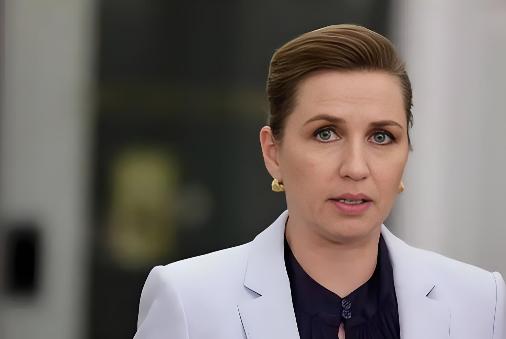 近几年来，丹麦女首相梅特·弗雷泽里克森为了讨好美国，处处与中国作对，像疯狗一样咬