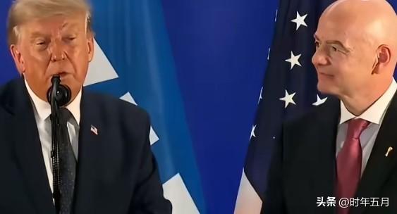特朗普在国际足联主席詹尼·因凡蒂诺面前回忆美国队那张红牌。
他说：“当时裁判给了