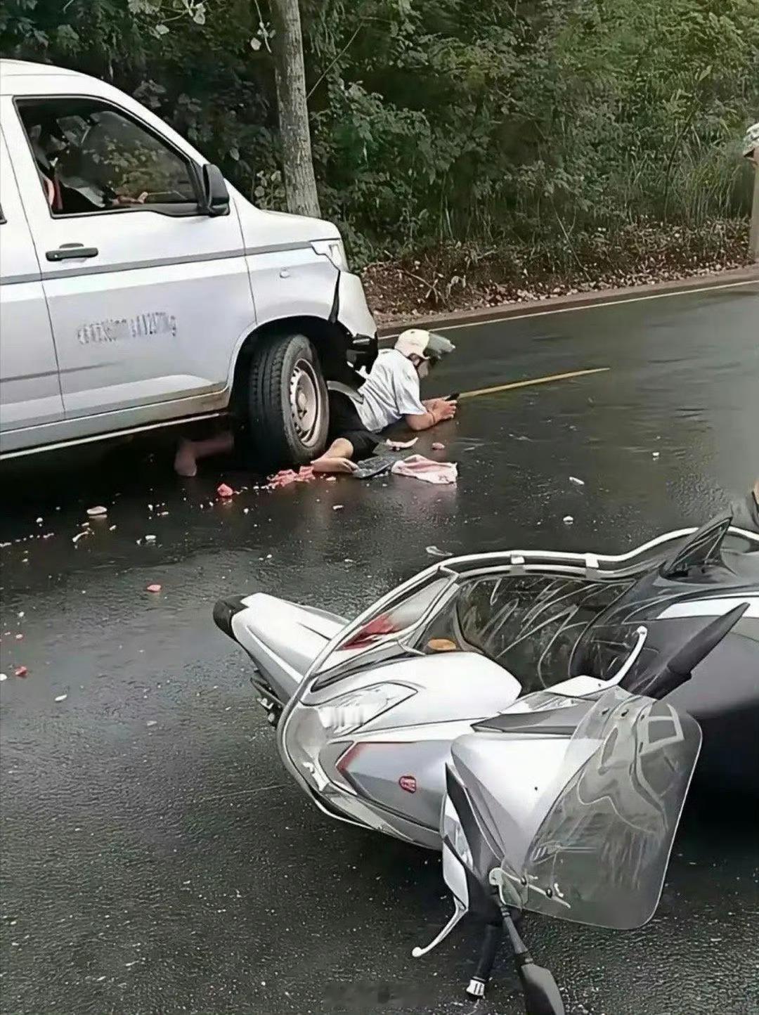 这大哥心真大 都这样了还有心情玩手机 