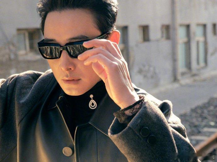 罗晋领一份钱打两份工没想到罗晋是隐藏的做旧高手！《时差一万公里》片场主动帮道具做