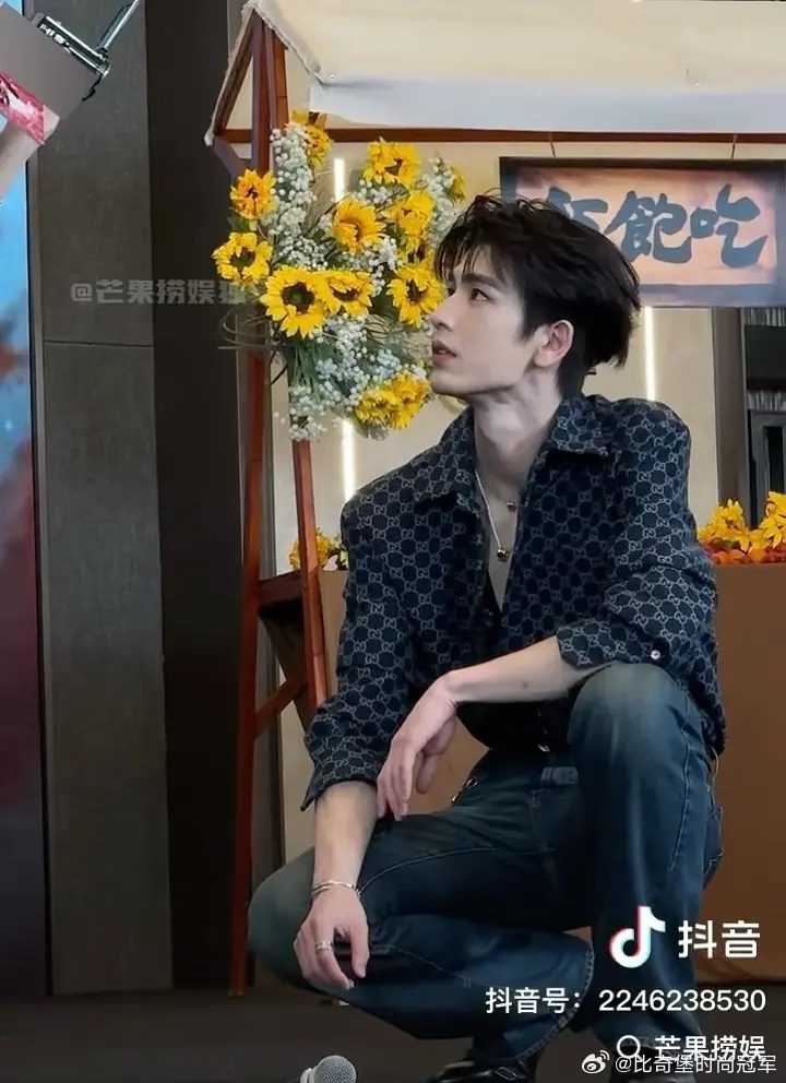 张凌赫居然还记得一年前的戏里，这块是要掉筷子的，更好嗑了 