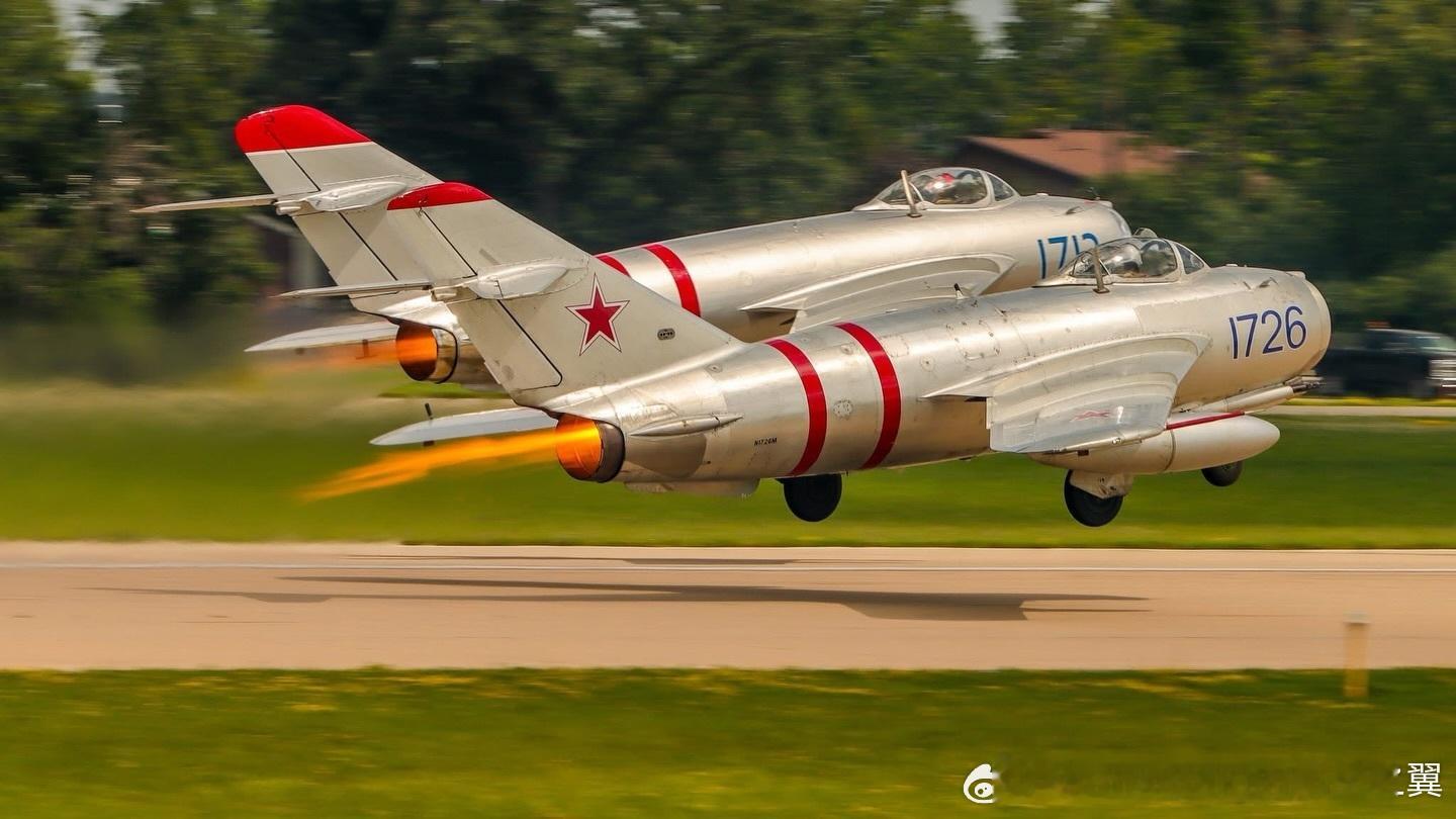 米格双机加力起飞 