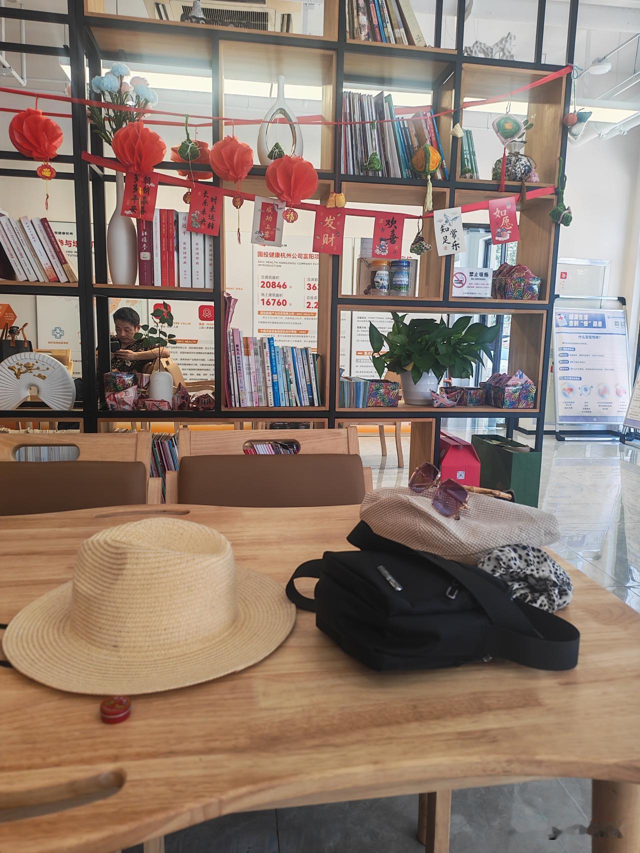 党群服务中心老年人活动室，主要是女同志来做健身操。也有少数几个男同志。做健身操的