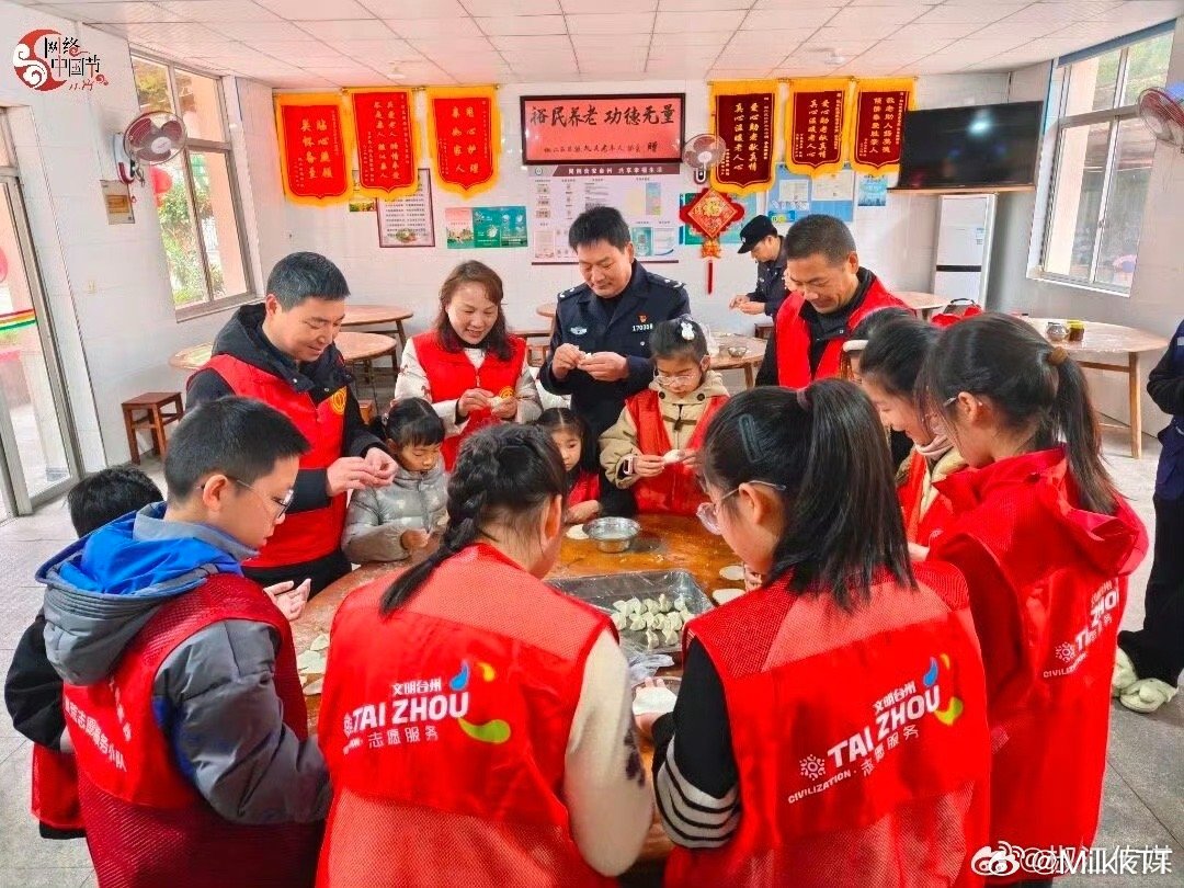 台州小小志愿者以温情为老人送上元宵祝福台州椒江，小志愿者们走进养老院，与老人们共