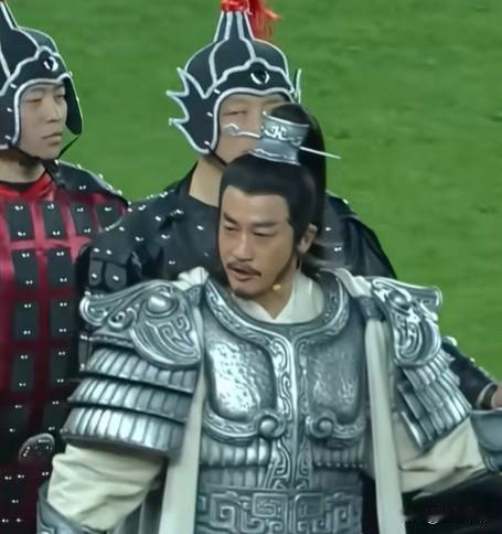 何润东近期的傲娇，实则是长期积压的委屈与自我否定。看似稳定有戏拍，内心早已深陷事