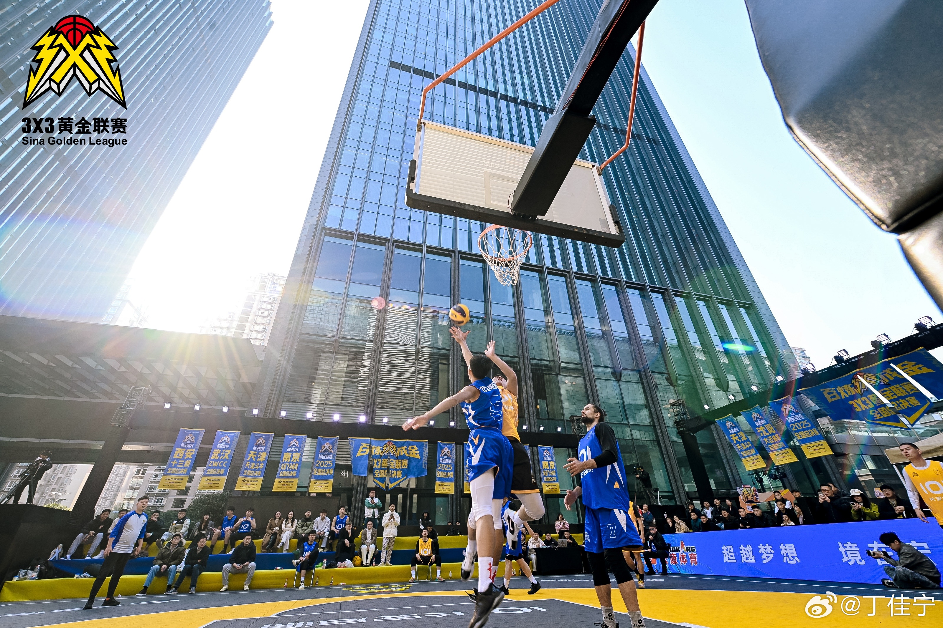 冬日不停练 篮球场上的每一次运球、每一记投篮，都是冬日里最燃的倔强；3x3黄金联