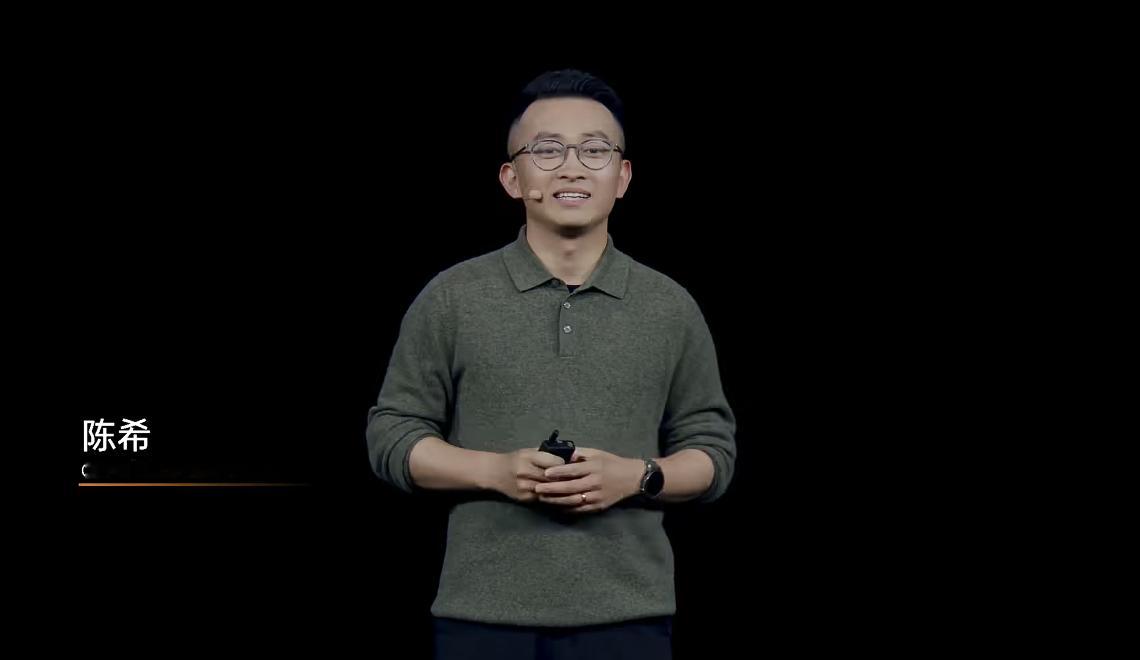 ColorOS是每一场OPPO发布会的重点另外，陈希好像胖了一点点