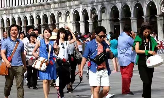 一名德国华人表示，欧洲人不喜欢中国人，主要是因为在街上看到一群人大声吵闹时，很大