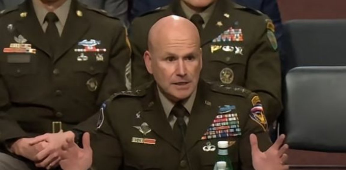 战争部长赫格塞思密召千名将军，不谈战术，不谈装备，竟然要集体学习日本人的“武士道