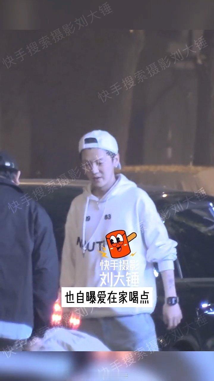 鹿晗与好友酒吧聚会  刘大锤说鹿晗关晓彤能谈七年有原因 两口子真的很般配啊，幸福
