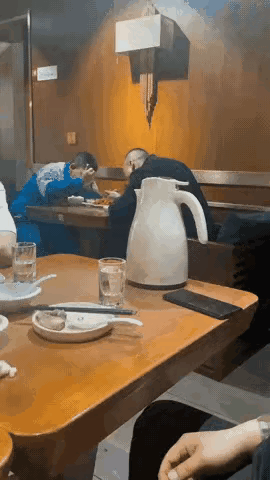 一大一小，埋头吃饭，饭菜虽然很简单，但是他们吃的很香，在吃饭的过程中，谁也不说话