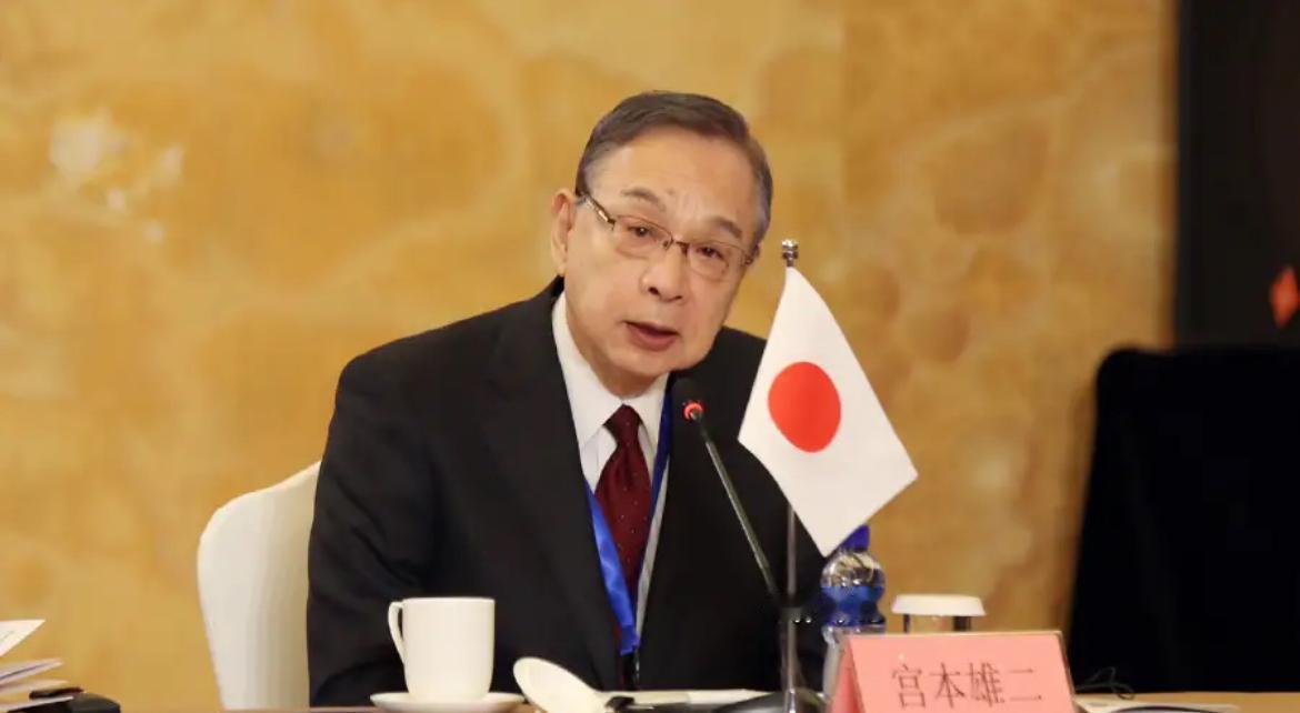 新加坡联合早报昨日（13日）报道：“日本和中国的关系持续紧张，日本前驻华大使宫本