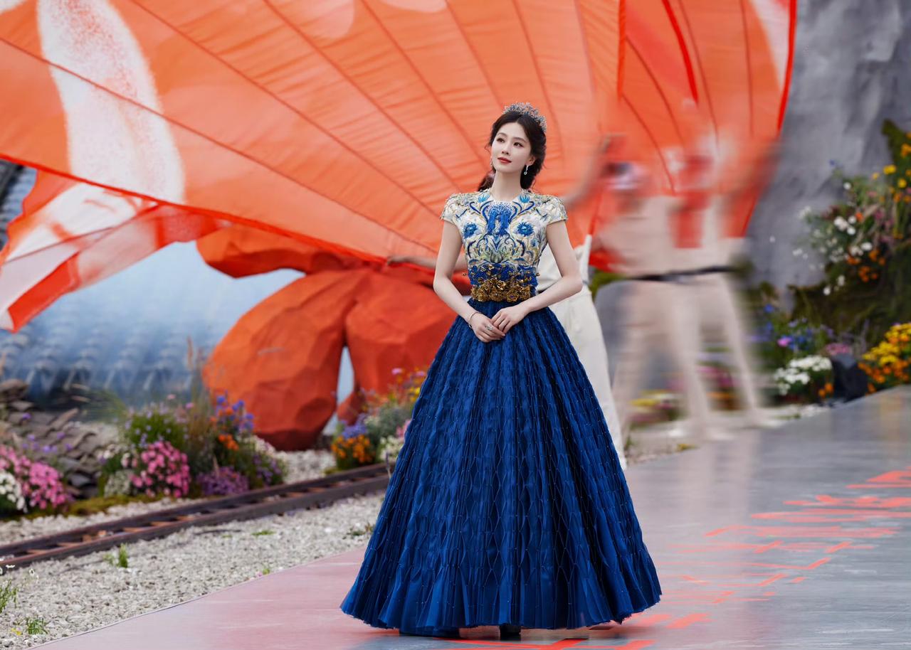 优雅蓝裙，气质非凡，刘诗诗 最新活动上面的造型实在是让人过目不忘