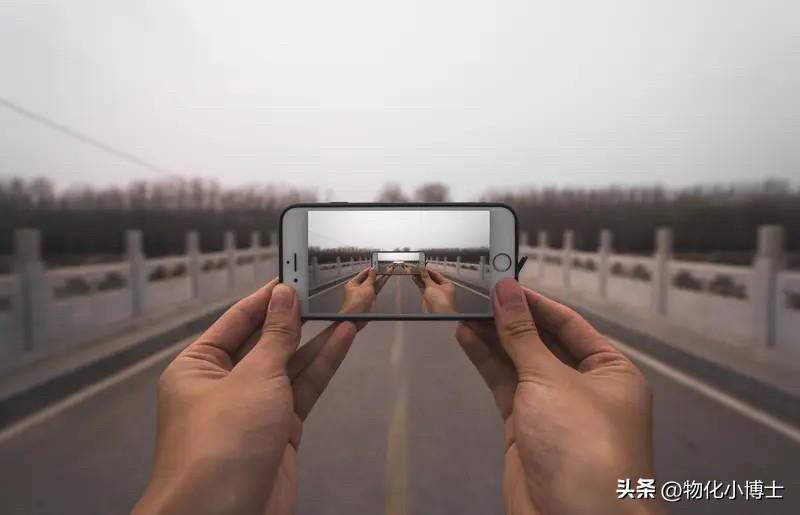 中年无非就是放下了，年少时的梦，拾起了现实的俗，没有了一年比一年的自由，但确实一