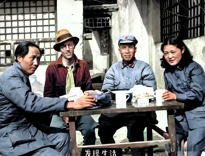 1937年5月，在充满烟火气的延安，埃德加·斯诺与毛泽东会面，另一位出镜的年轻人