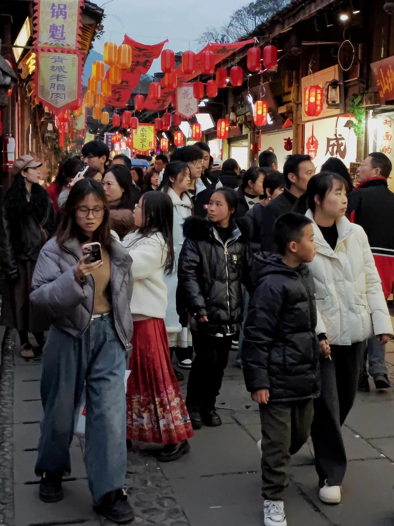 分享街拍美景昨天的傍晚时分，我本想到古城拍些灯光璀璨的夜景，结果刚走到进门处不只